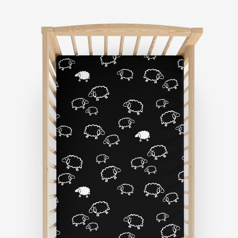 Bawełniane prześcieradło z gumką do łóżeczka - białe owieczki na czarnym
