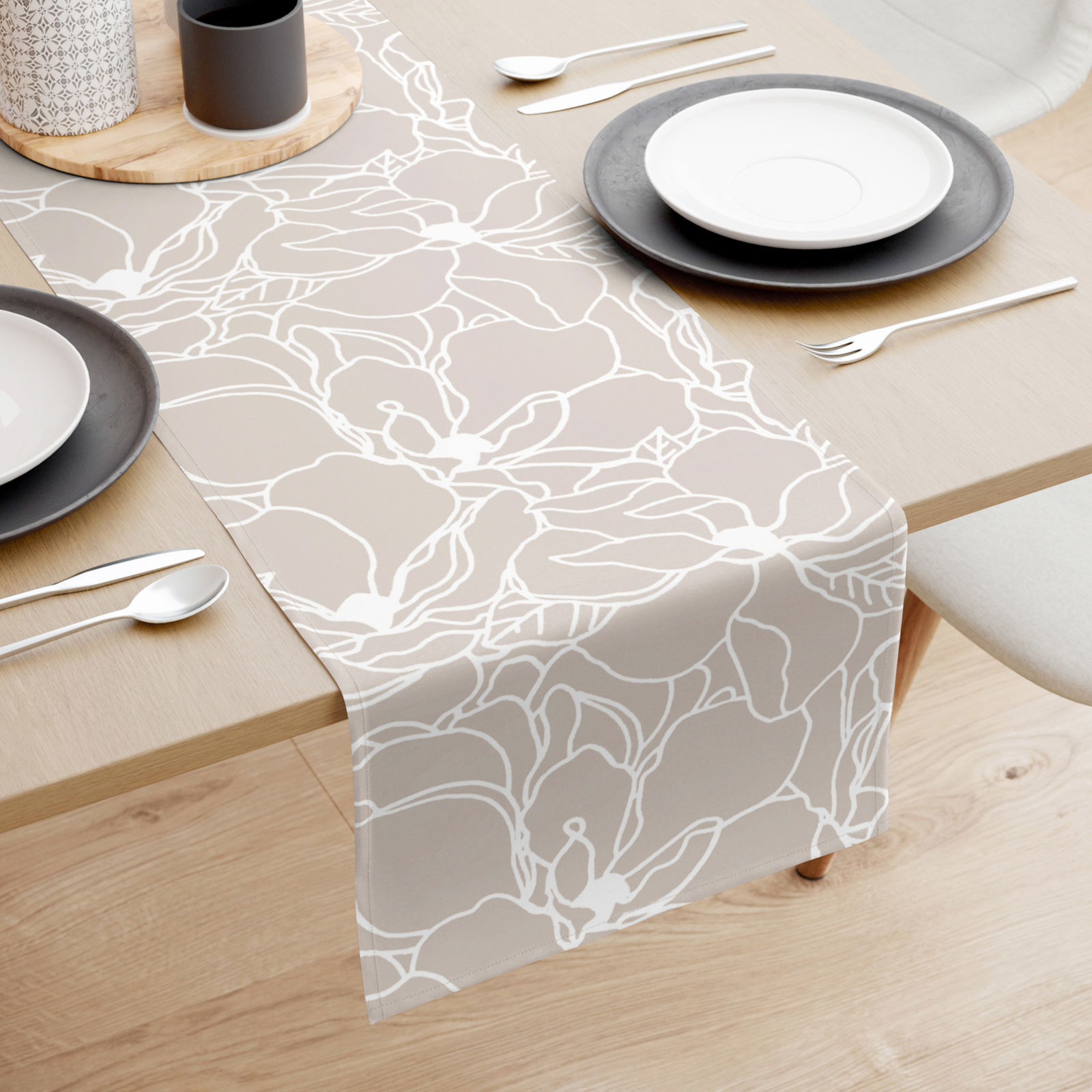 Bieżnik na stół z płóna bawełnianego - białe kwiaty na jasnobeżowym