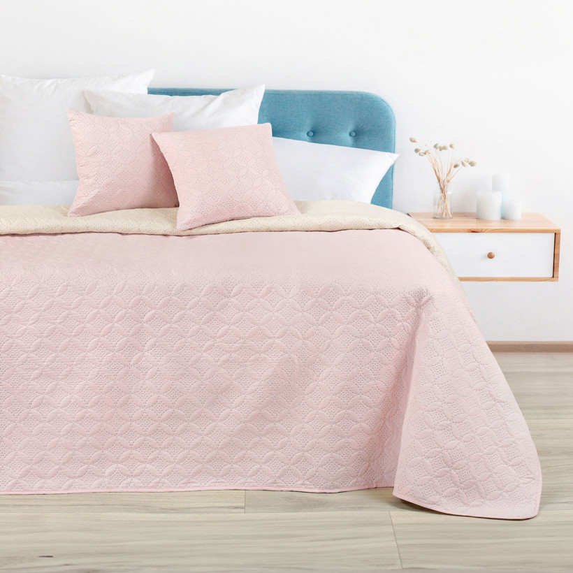 Narzuta na łóżko - ornamenty na różowo-kremowym