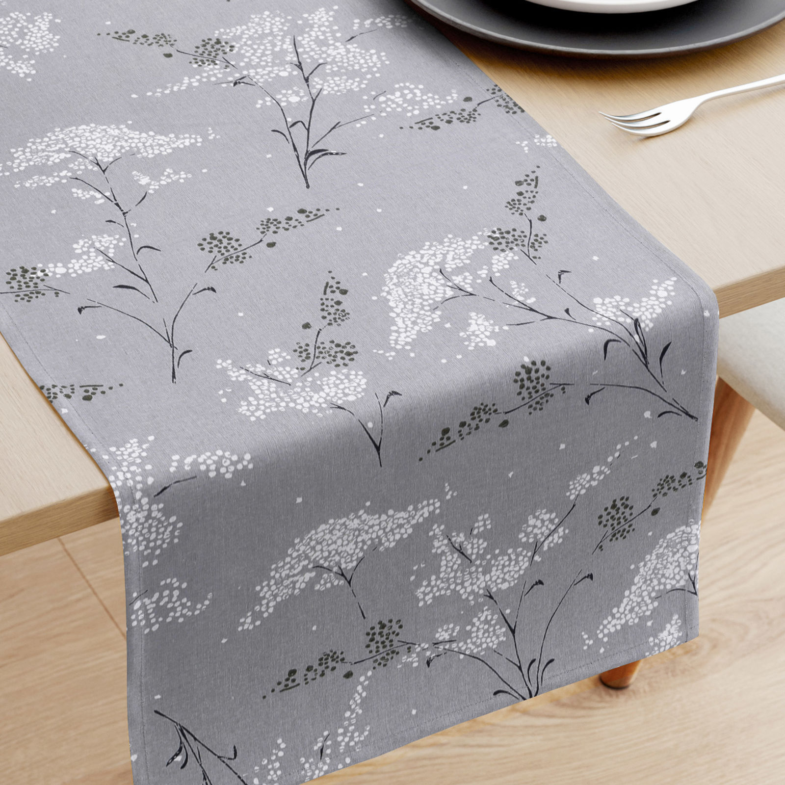 Bieżnik na stół z płótna bawełnianego - kwiaty japońskie na szarym