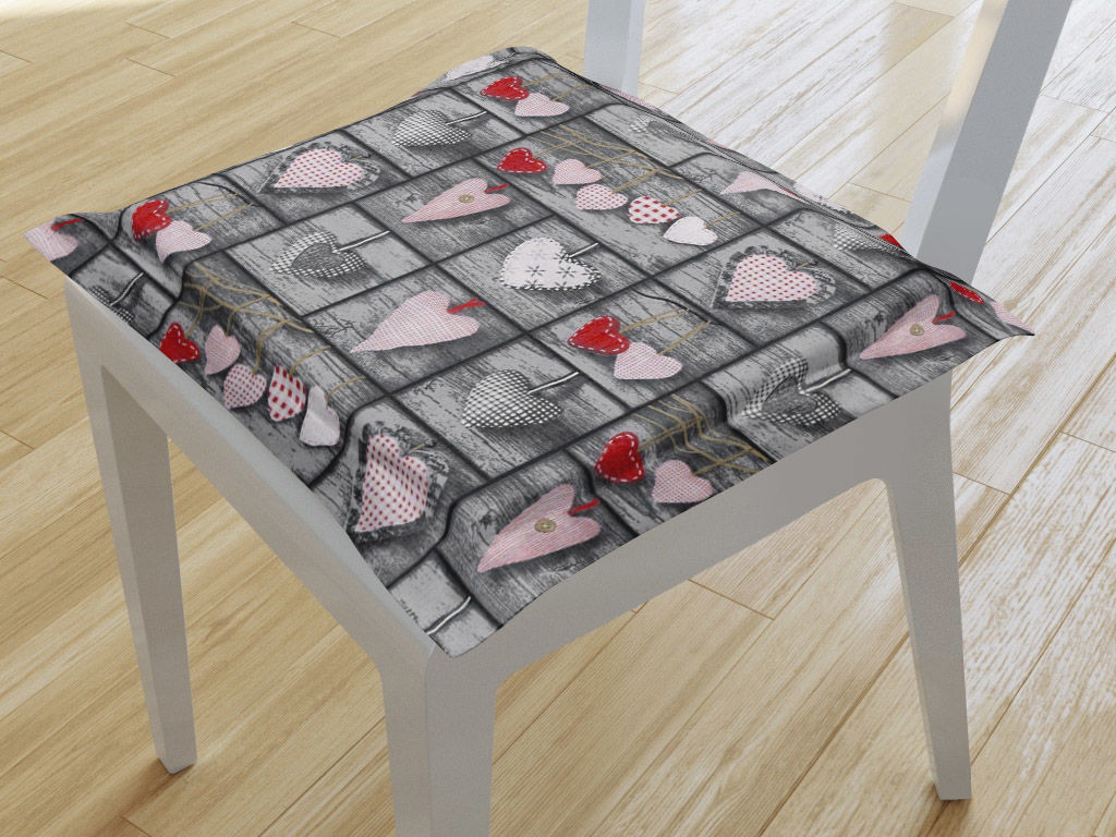 Kwadratowa poduszka na krzesło z ozdobną kantą 38x38 cm - czerwone serce na ciemnoszarym