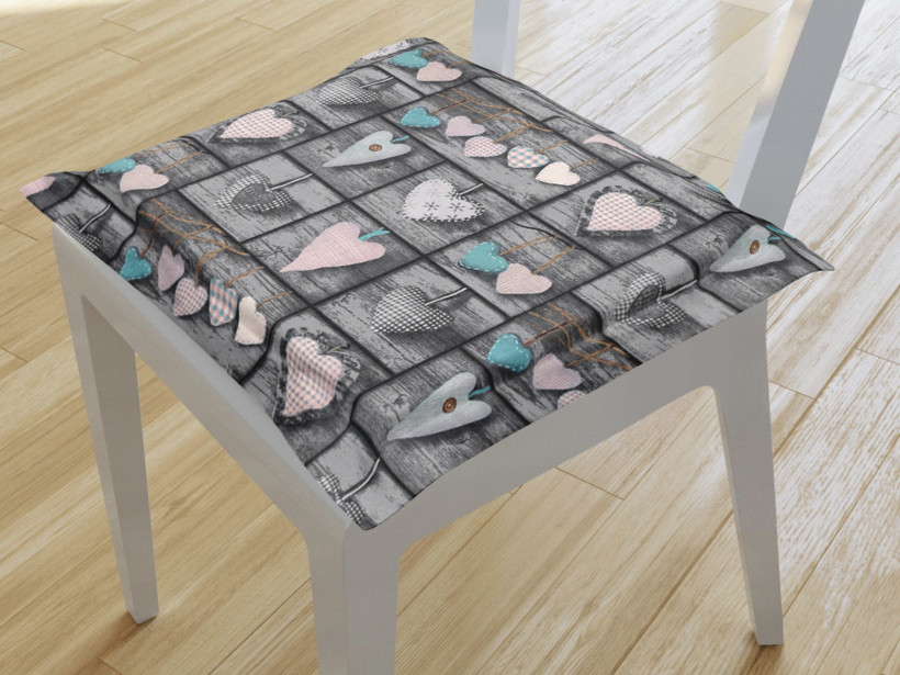 Kwadratowa poduszka na krzesło z ozdobną kantą 38x38 cm - turkusowe serce na ciemnoszarym