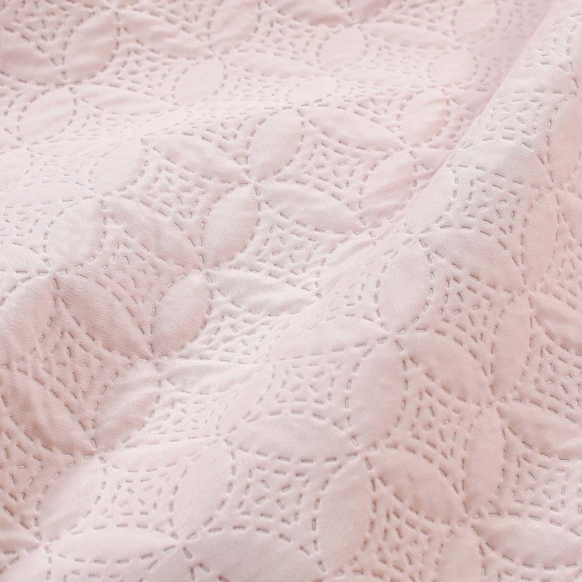 Narzuta na łóżko - ornamenty na różowo-kremowym