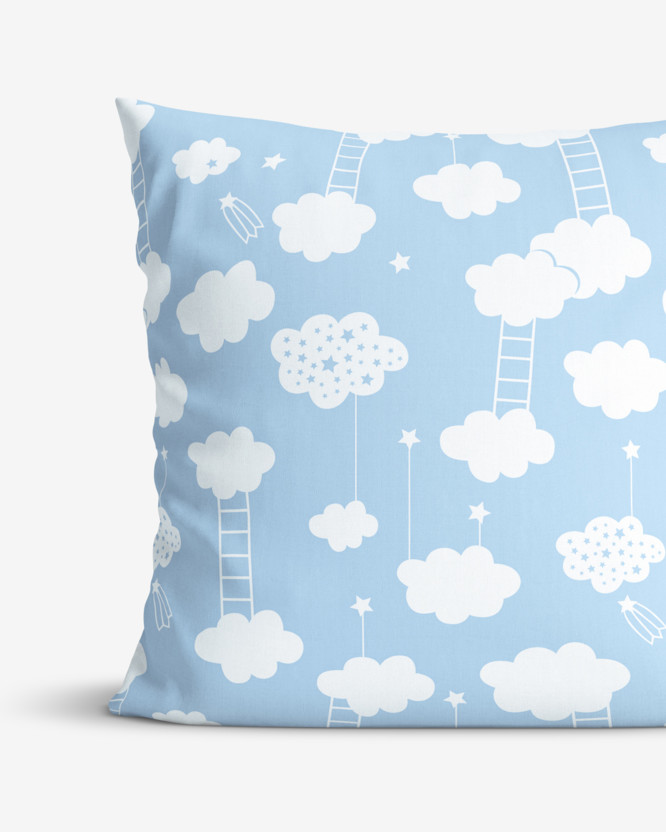 Poszewka na poduszkę bawełniana dla dzieci - chmurki na jasnoniebieskim