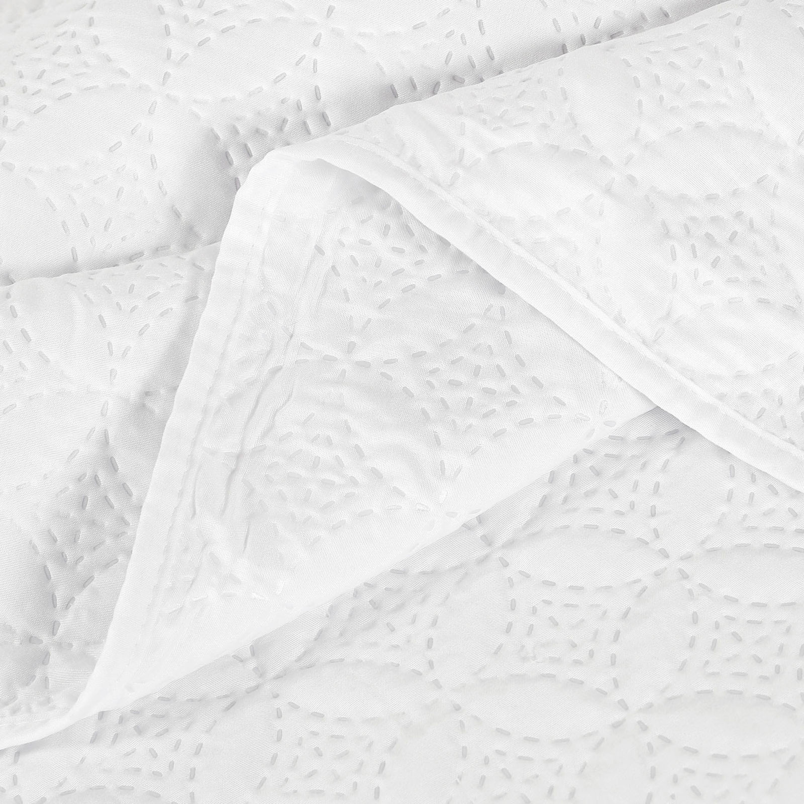 Narzuta na łóżko - ornamenty na białym