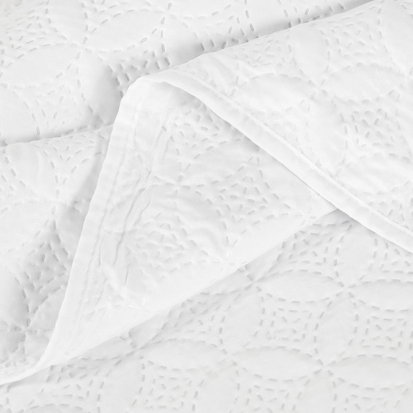 Narzuta na łóżko - ornamenty na białym