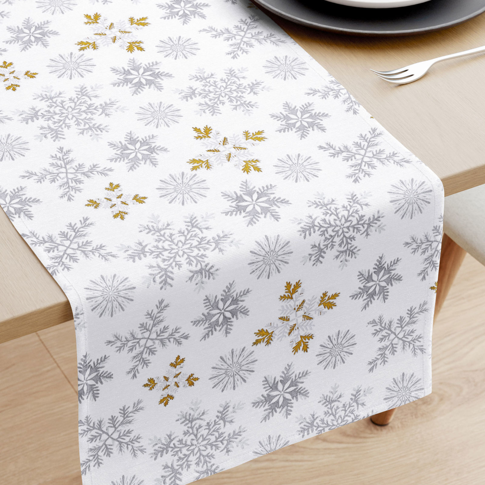 Bieżnik na stół bawełniany świąteczny - szare płatki śniegu ze złotym brokatem na białym
