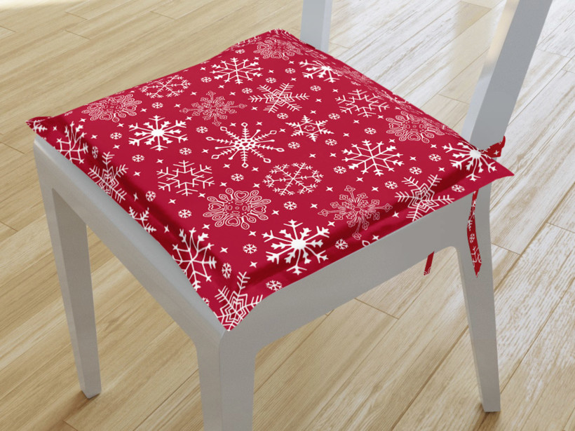 Kwadratowa poduszka na krzesło z ozdobną kantą 38x38 cm - płatki śniegu na czerwonym